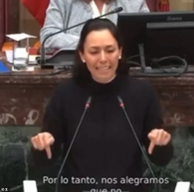 После того как Вирджиния Мартинес сняла верхнюю часть своего наряда в стиле бурки, которая оказалась двухкомпонентной одеждой, Вирджиния Мартинес обратилась к залу