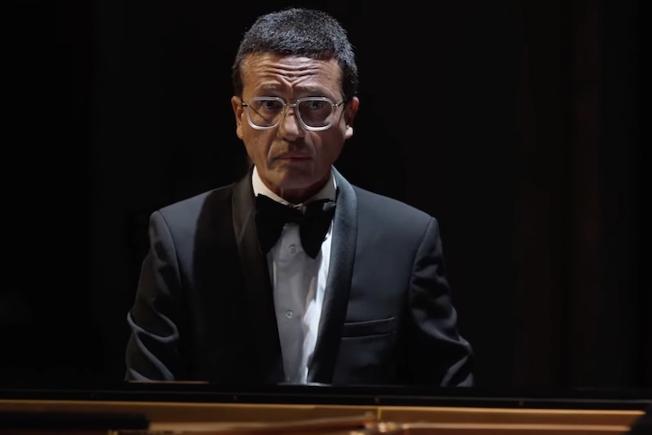 Para completar, o concurso ainda enfrenta ainda acusaÃ§Ãµes de manipulaÃ§Ã£o por parte do compositor francÃªs Omar Harfouch, um dos membros votantes. -Reproduc?a?o/YouTube