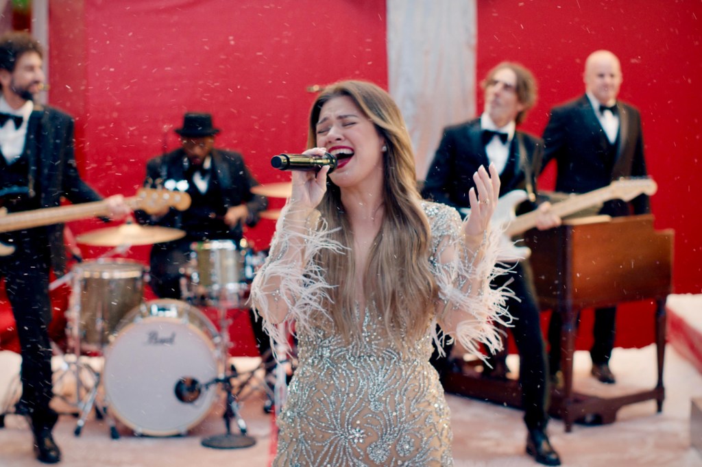 A present we can all enjoy: Kelly Clarkson to headline Netflix's NFL ...