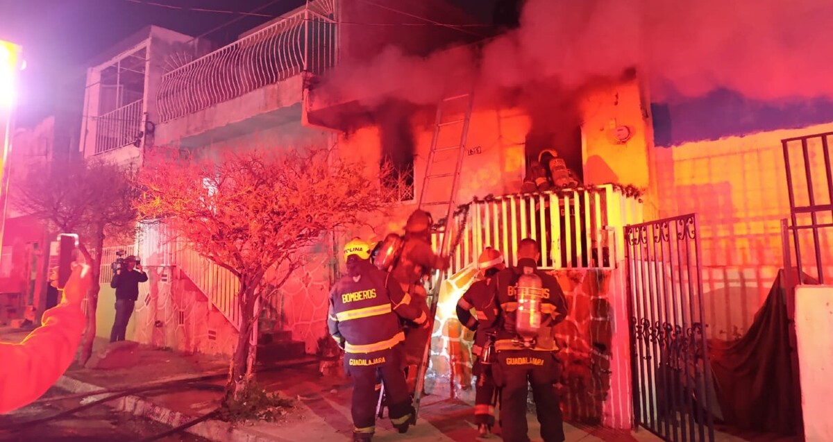 Madre y sus 3 hijos saltan de la azotea de su casa debido a incendio ...