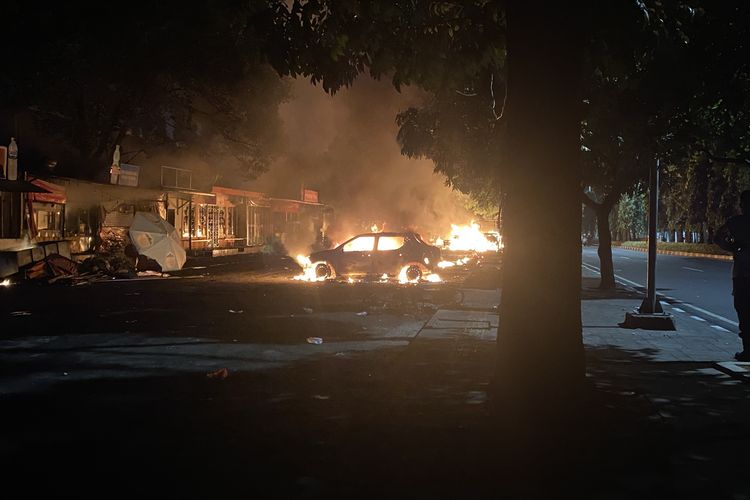 Mobil diduga taksi listrik yang dibakar tak jauh dari TKP pengeroyokan mata elang di Jalan Raya Kalibata, Pancoran, Jakarta Selatan, Kamis (11/12/2025).