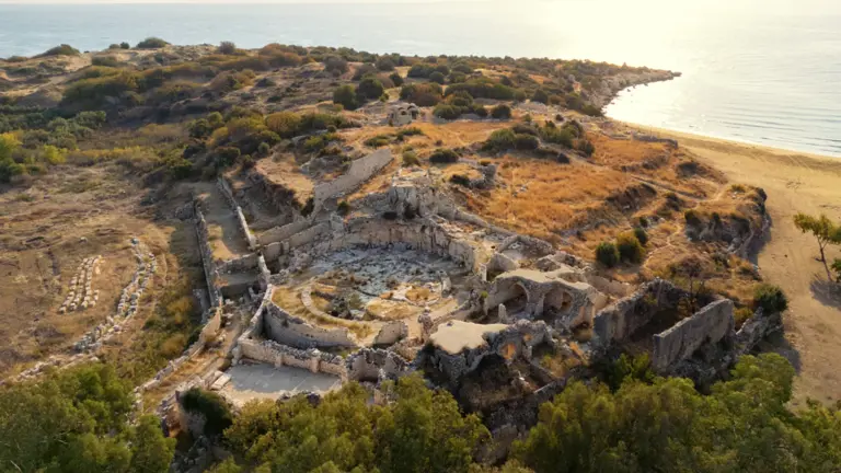 El pueblo fantasma que se oculta en un bosque y fue un importante puerto comercial romano del Mediterráneo