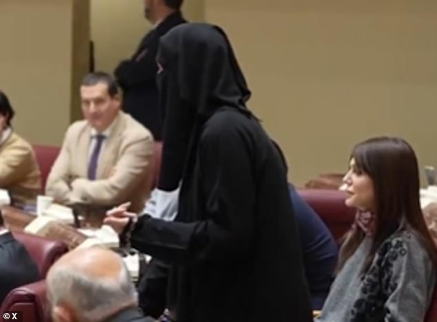 Вирджиния Мартинес приуменьшила этот ход к попыткам своей крайне правой партии Vox добиться запрета бурки и никабов в общественных местах региона Мурсия на юго-востоке страны