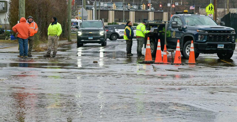 Repairs underway for broken water main on Thomaston Avenue in Waterbury ...