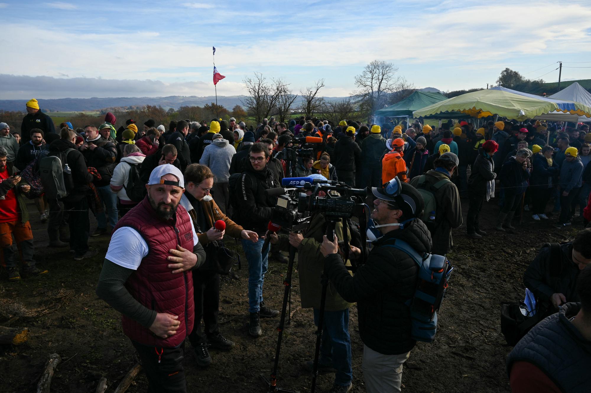 Jérôme Bayle, figure régionale du mouvement de protestation agricole, alors que les agriculteurs manifestent pour empêcher l’abattage d’un troupeau de 200 vaches, en Ariège, le 11 décembre 2025. 
