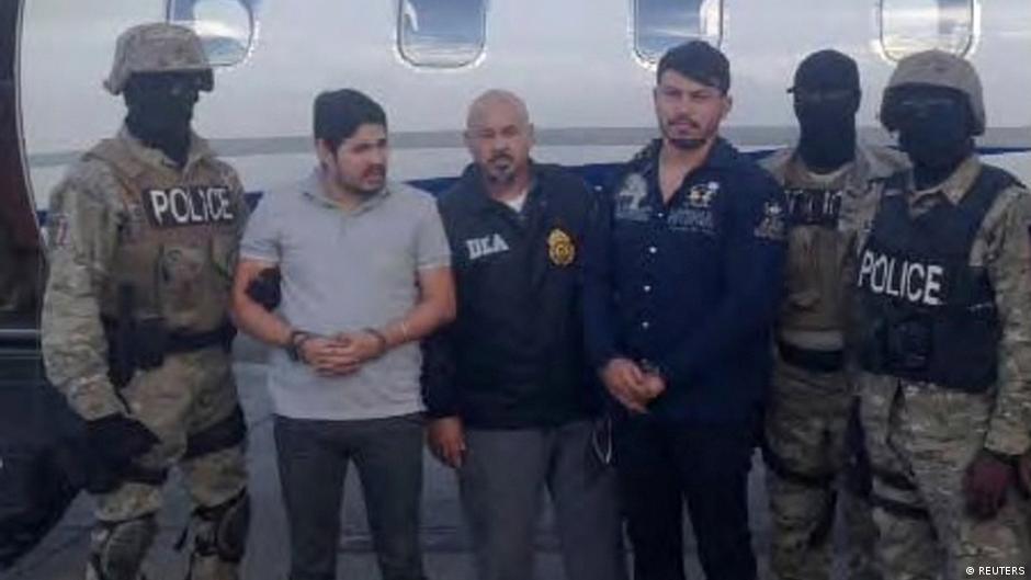 Efraín Campo Flores (segundo a la izquierda) y Franqui Flores después de su arresto en Puerto Príncipe, Haití (12.11.2015)