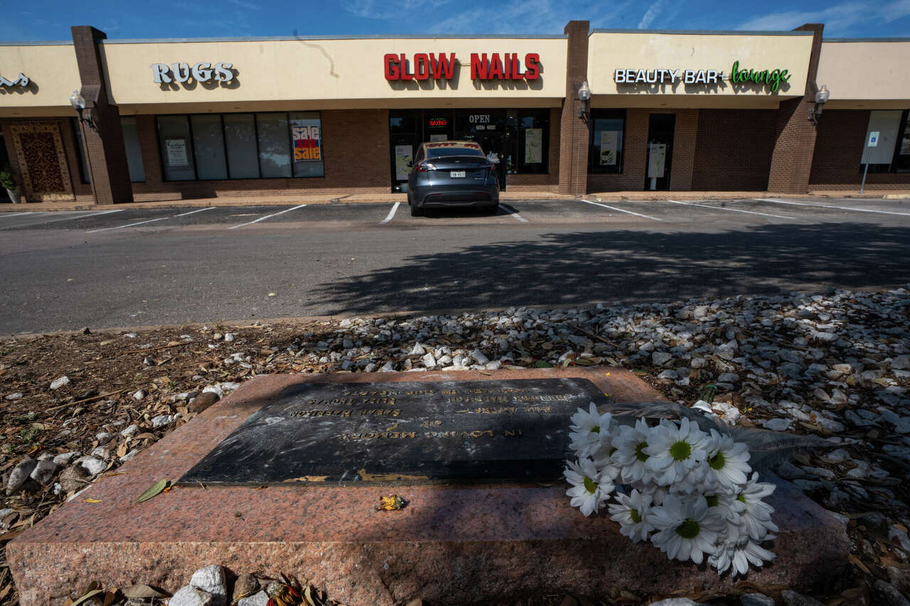 Man who killed four girls in Austin yogurt shop linked to 1998 Kentucky cold case, police say<br>