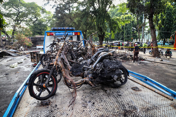 Polisi mengevakuasi sisa kendaraan yang hangus terbakar pasca kericuhan yang terjadi di kawasan Kalibata, Jakarta Selatan, Jumat (12/12/2025). Foto: Iqbal Firdaus/kumparan
