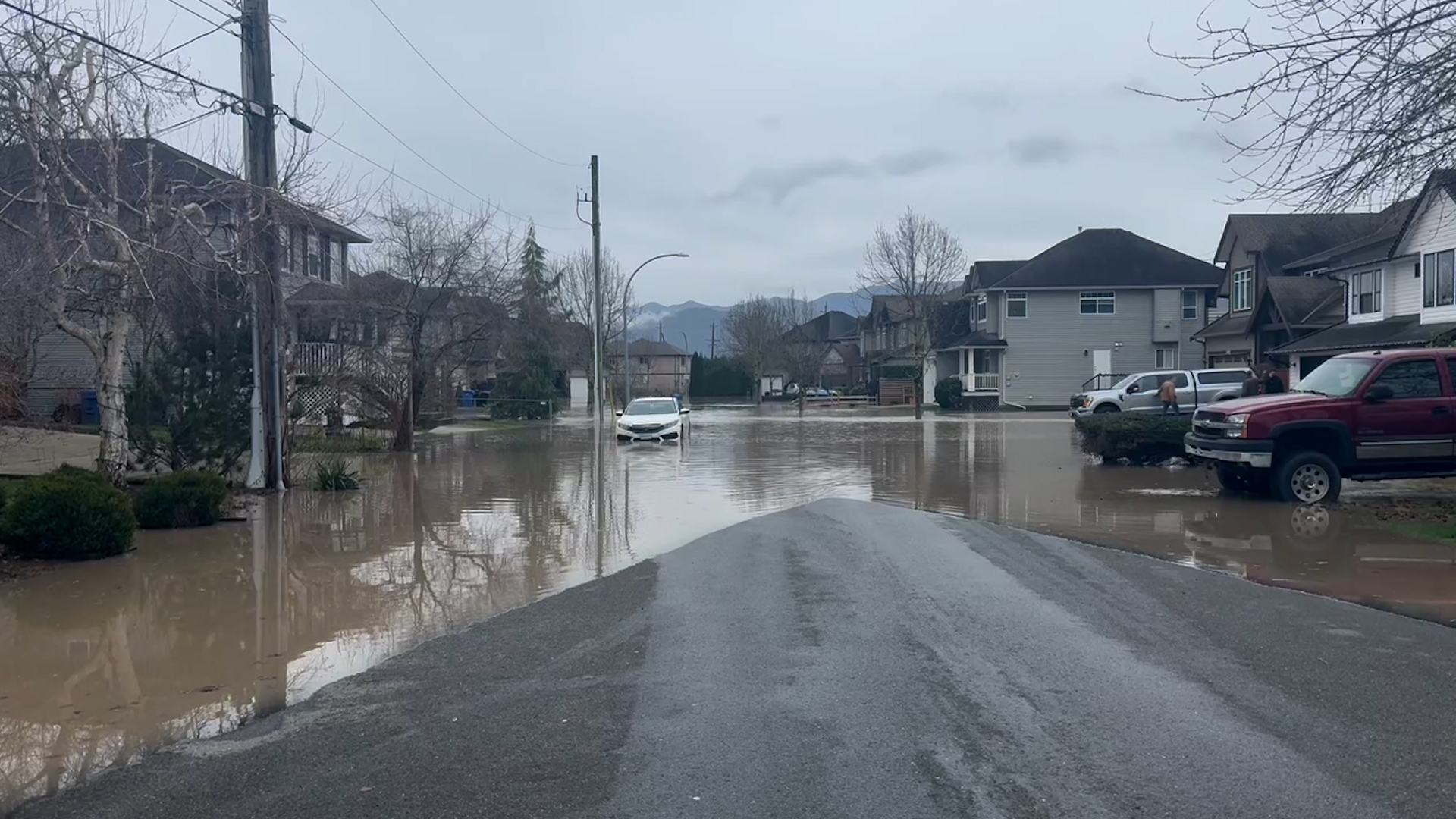 165 farms, 2,200 homes under flood evacuation order or alert in BC