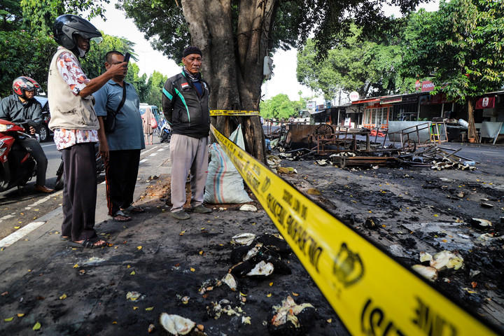 Warga melihat kondisi di lokasi kejadian kericuhan yang terjadi di kawasan Kalibata, Jakarta Selatan, Jumat (12/12/2025). Foto: Iqbal Firdaus/kumparan