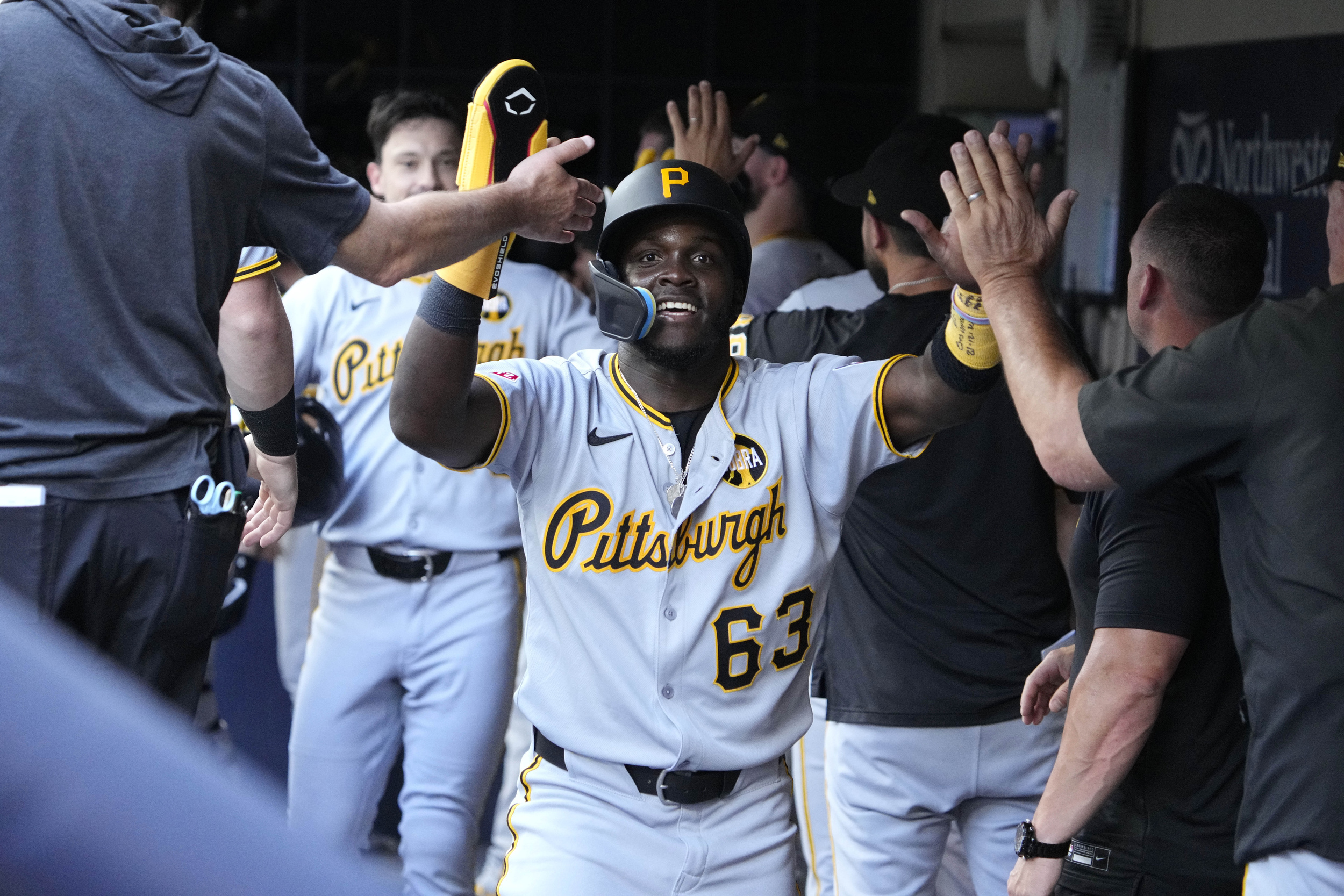 Pirates re-sign Ronny Simon to minor league deal