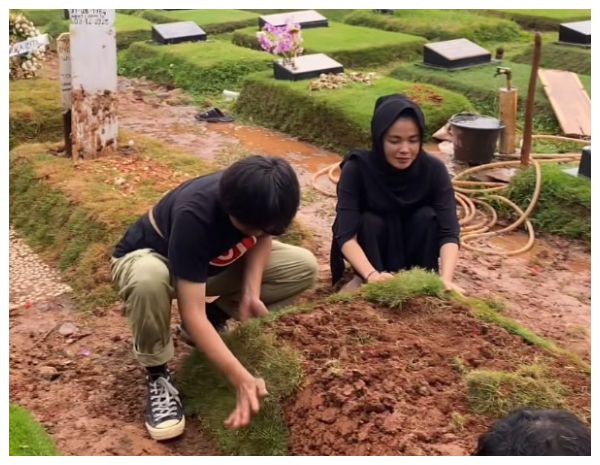 Ziarah ke Makam Epy Kusnandar, Karina Ranau: Bagaimana Rasanya Mati?