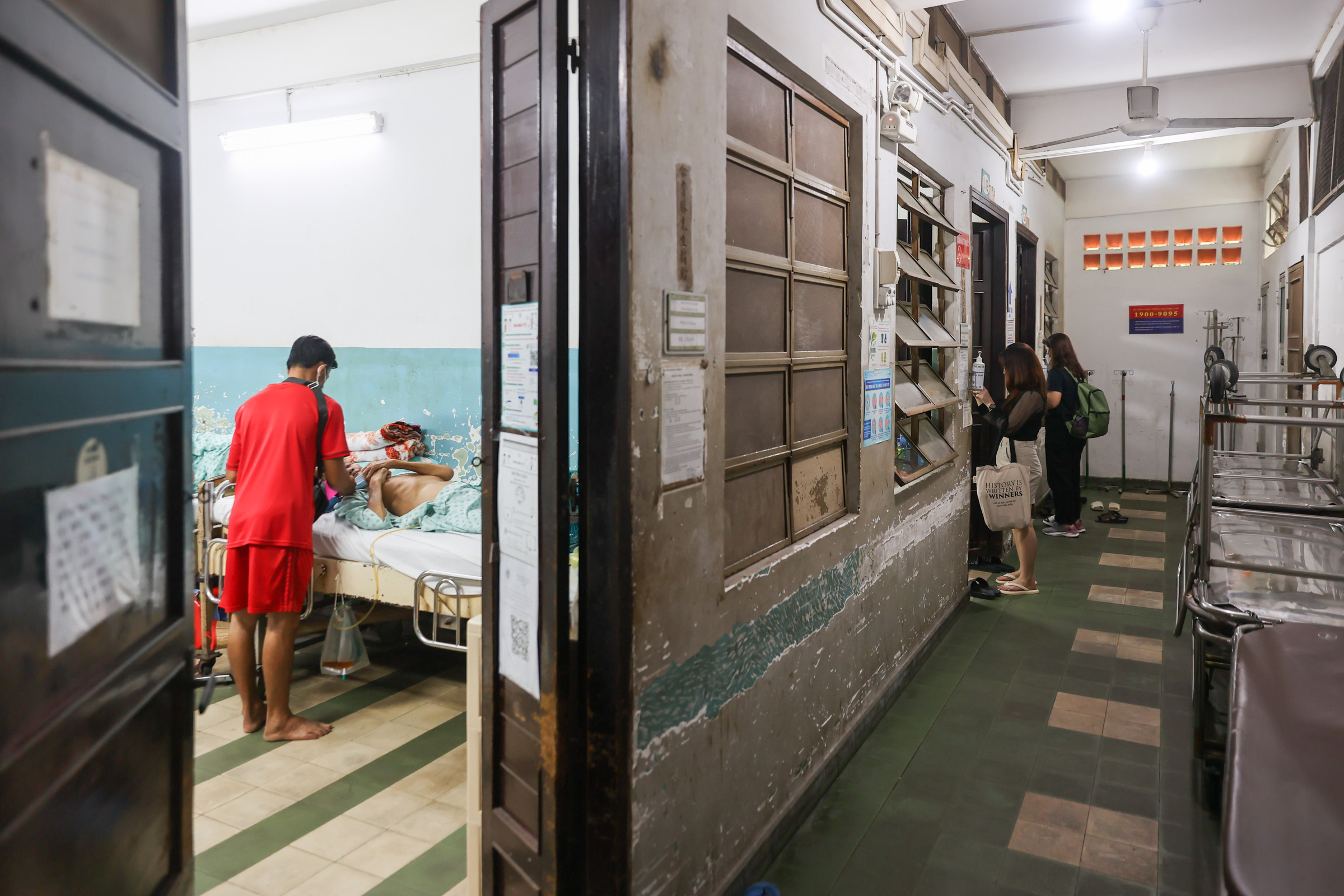 Người bệnh TP HCM than bệnh viện thiếu chỗ gửi xe, nhà vệ sinh chưa sạch