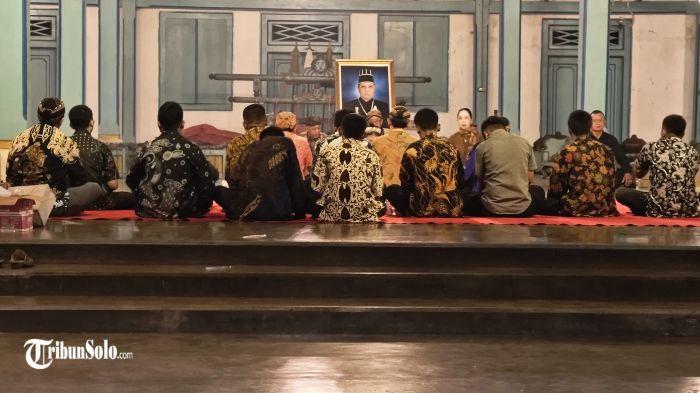 Momen 2 Kubu Keraton Kasunanan Surakarta Gelar Tahlilan PB XIII di Tempat Berbeda Malam Sama