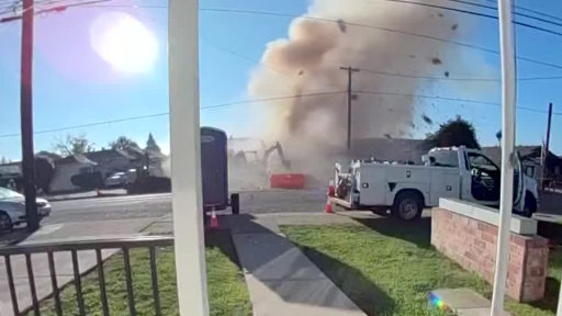 住宅が突如爆発、向かいのドアホンカメラが撮影 ガス管の損傷が原因 米