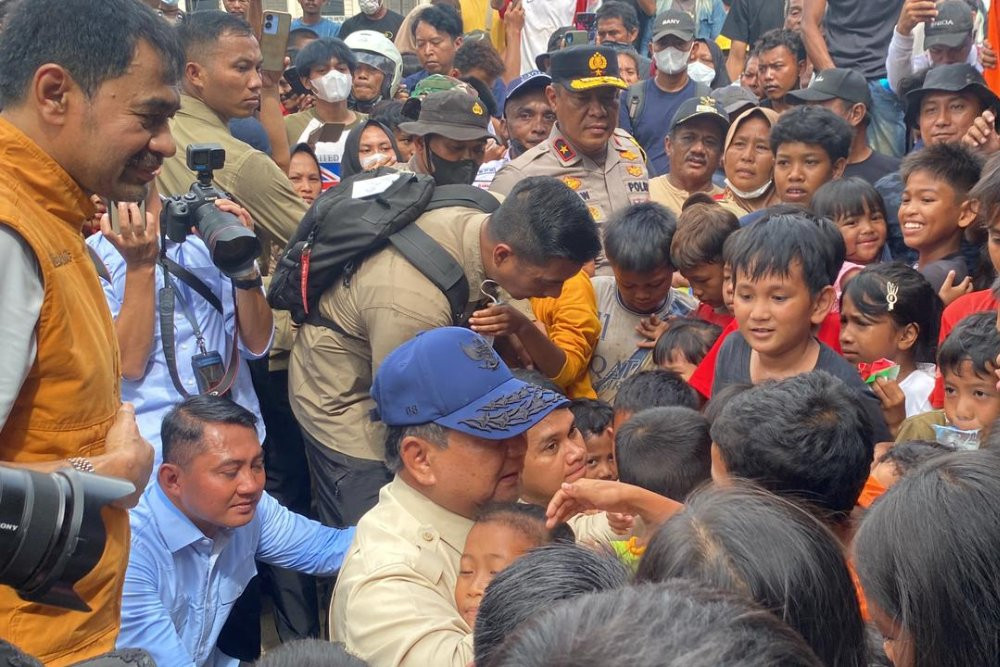 Momen Haru Prabowo Peluk Anak-Anak di Pengungsian Aceh Tamiang