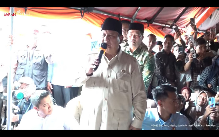 Prabowo Kunjungi Pengungsian Takengon: Peluk Anak-anak dan Makan Gutel