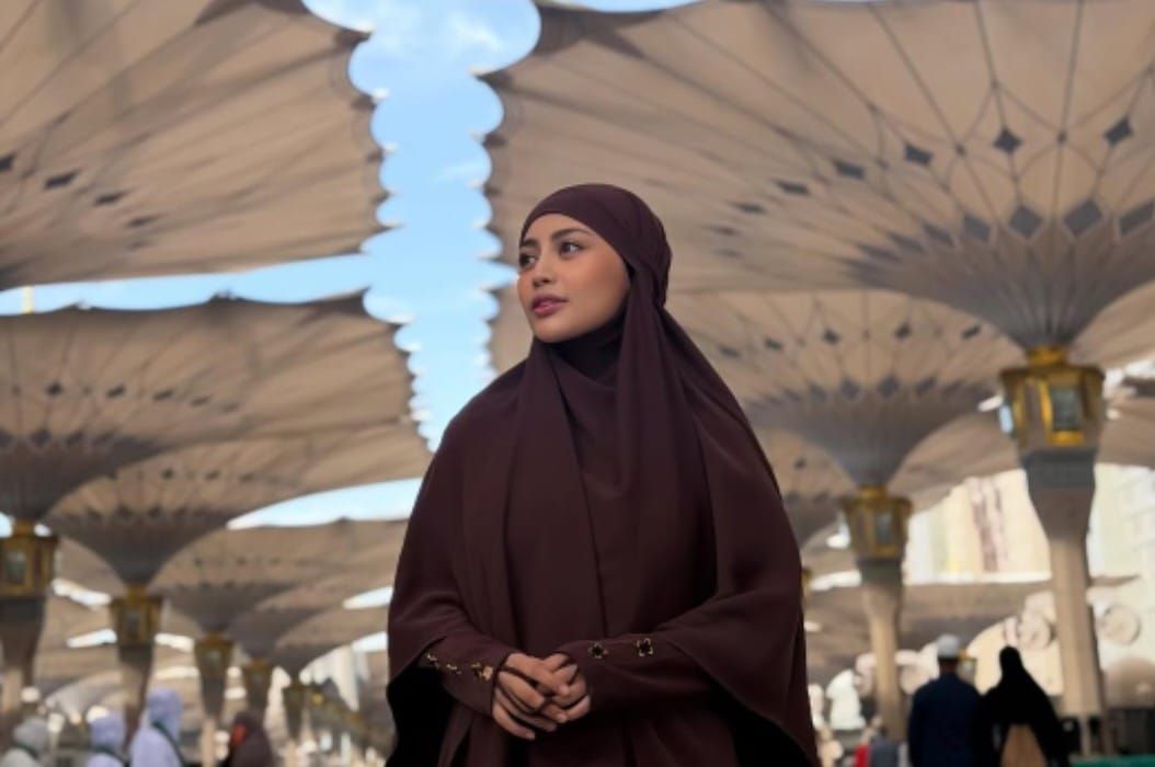 5 Potret Rachel Vennya Saat Umrah, Nikmati Masakan Indonesia di Tanah Suci