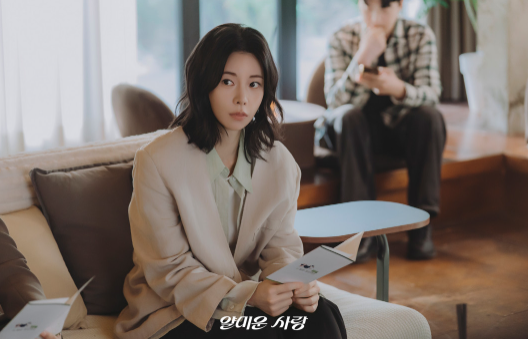 3 Transformasi Menarik Jeong Sin di Divisi Hiburan di "Nice to Not Meet You"