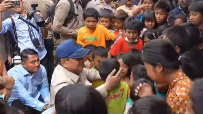 Momen Haru Prabowo Peluk Anak Korban Banjir Aceh Tamiang
