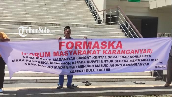 Setelah Salat Jumat, 9 Orang Tampilkan Spanduk Minta Ganti Nama Masjid Agung Madaniyah Karanganyar