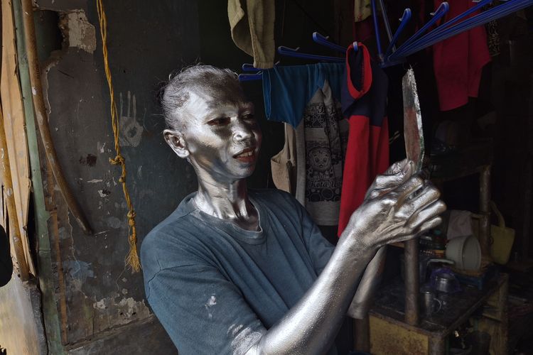 Perjuangan Manusia Silver: Rela Kulit Rusak demi Keluarga