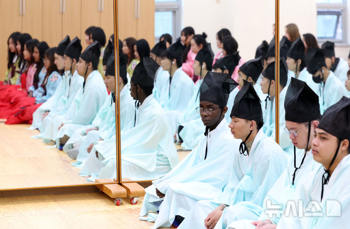韓服を着て伝統礼節を学ぶ外国人学生
