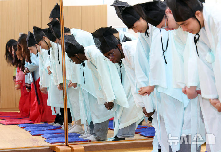 韓服を着て伝統礼節を学ぶ外国人学生