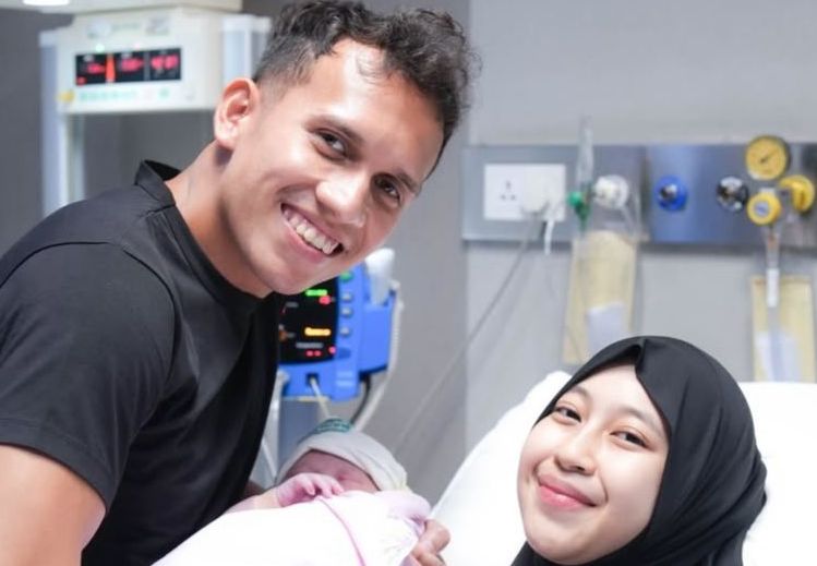 Egy dan Adiba Resmi Jadi Orang Tua, Baby Elara Lahir ke Dunia
