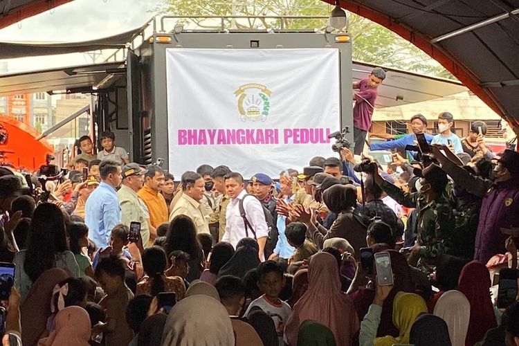 Seskab Teddy Bermain Rubik Bersama Anak Korban Banjir Aceh Tamiang