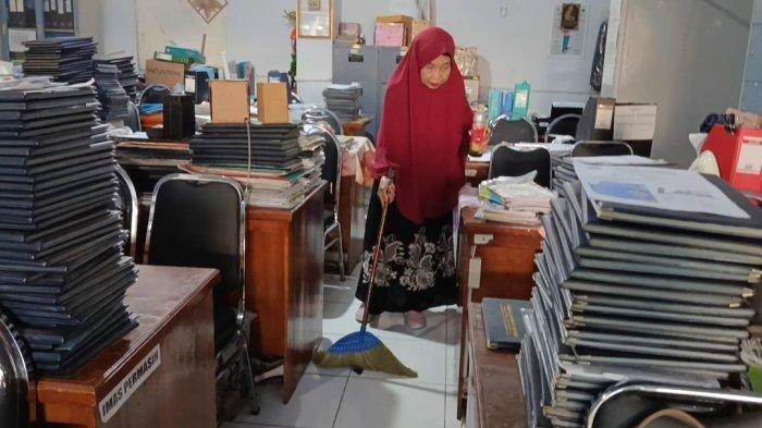 Ikrom Petugas Kebersihan yang Berani Tuntas Sumbatan Got, Diberi Hadiah oleh Bupati