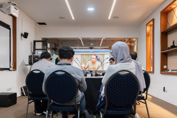 Pusat Pengalaman dengan Teknologi Konferensi Canggih Hadir di Indonesia