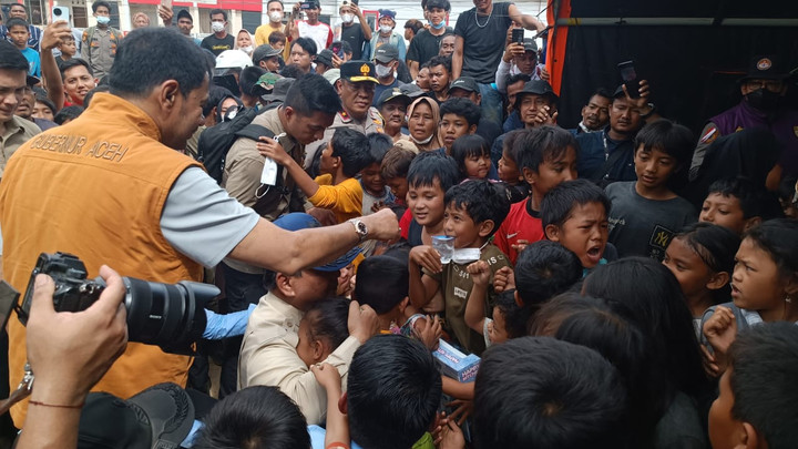Tiba di Pengungsian, Prabowo Peluk Anak-anak