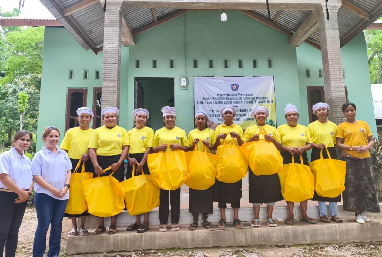 Prodi Perhotelan Politeknik Negeri Kupang Latih Warga Oeltua Jadi Pengrajin Produk Olahan Lokal