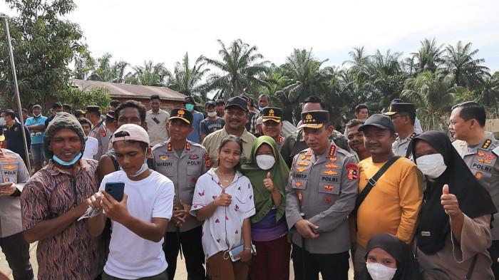 Kapolda Aceh Irjen Pol. Drs. Marzuki Ali Basyah mendampingi Kapolri Jenderal Pol. Listyo Sigit Prabowo meninjau langsung lokasi pengungsian masyarakat terdampak banjir di Aceh Tamiang, Kamis, (11/12/2025).