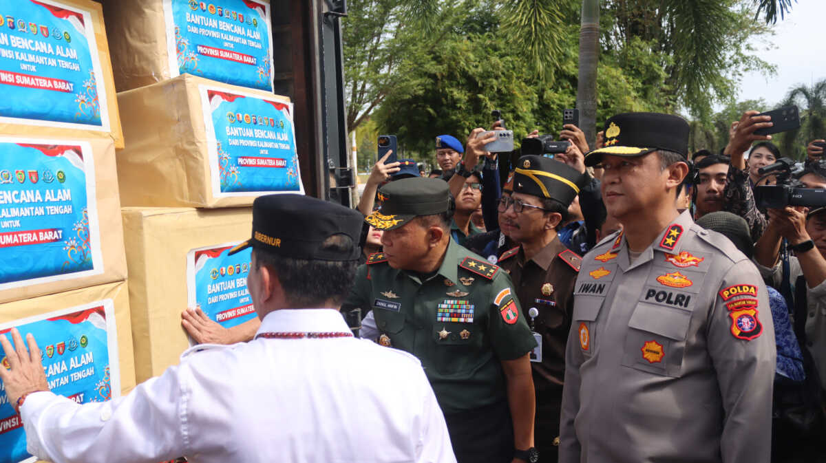 Tiga Truk Bantuan Polda Kalteng Tiba di Sumatera, Isinya Bikin Warga Terharu