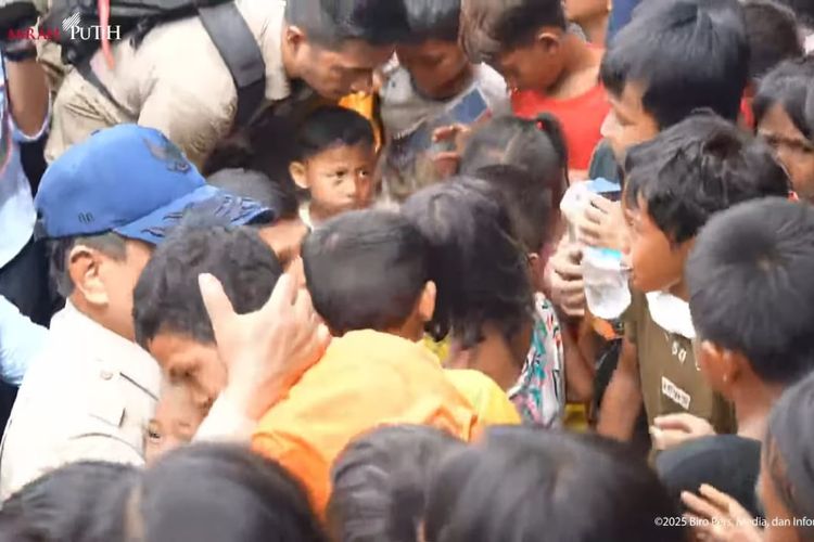 Momen Haru Prabowo Berpeluk Anak Korban Bencana Aceh Tamiang