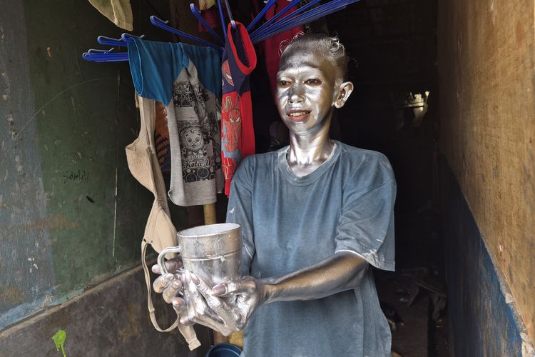 Potret manusia emas, berjuang mencari rezeki meski dikejar petugas