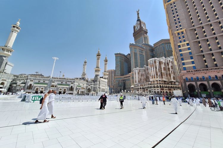 Membedah Kelebihan dan Kekurangan Umrah Mandiri vs Umrah Travel, Pilih yang Mana?