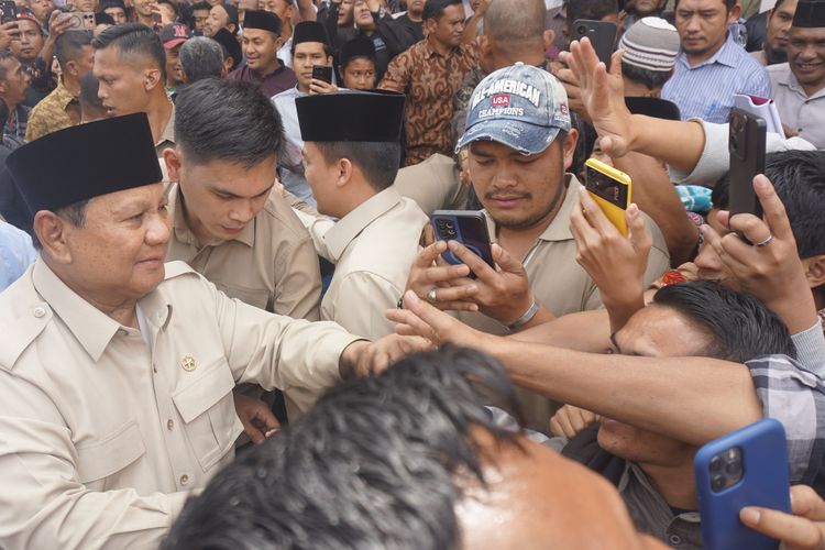 Usai Shalat Jumat, Prabowo Temui Pengungsi Bencana di Takengon Aceh