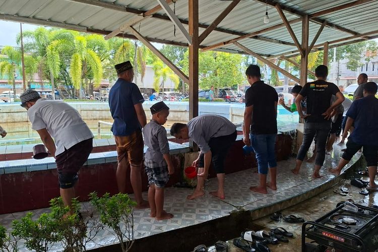 Shalat Jumat di Aceh: Tanpa Listrik, Wudhu Pakai Air Kolam