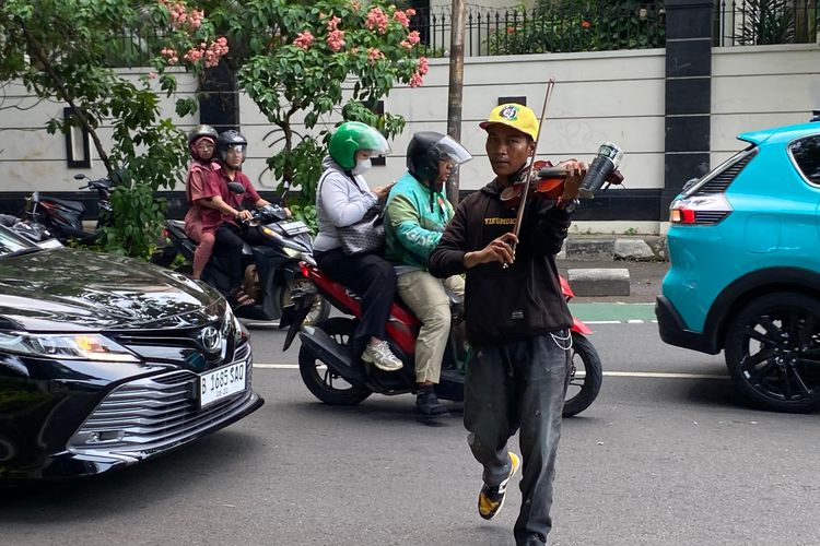 Kisah Deni, Pemain Biola di Lampu Merah Jakarta