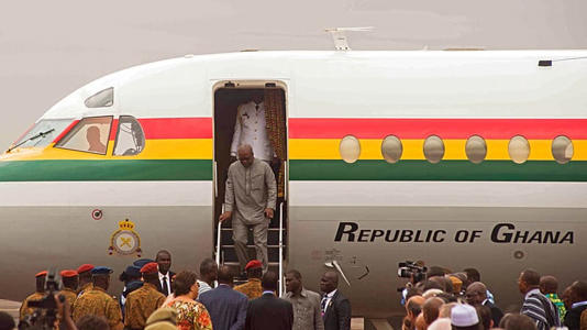 Le président ghanéen John Dramani Mahama, au centre à l'arrière, descend de l'avion après son arrivée à l'aéroport de Ouagadougou, au Burkina Faso, le 5 novembre 2014