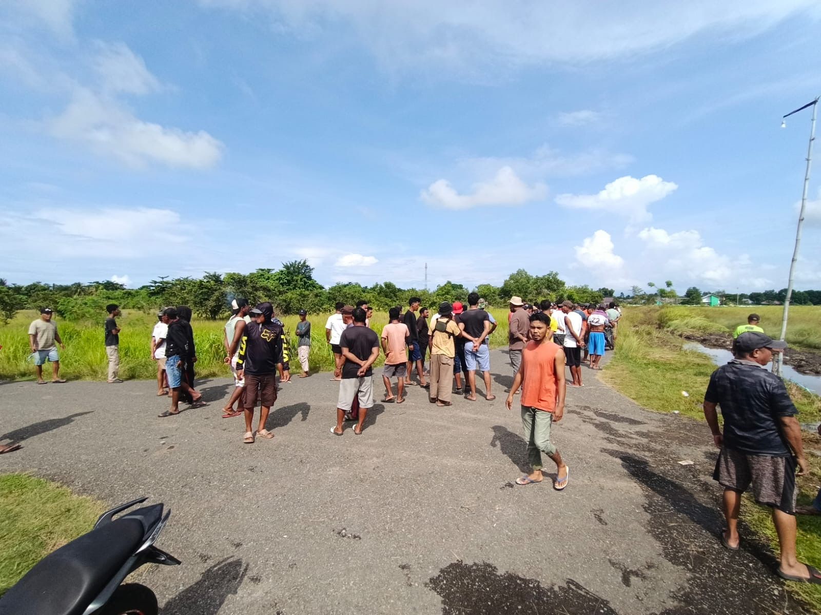 Bantuan Rumah Relokasi di Halbar Ricuh, Gubernur Sherly Turun Tangan, Warga Sepakat Musyawarah