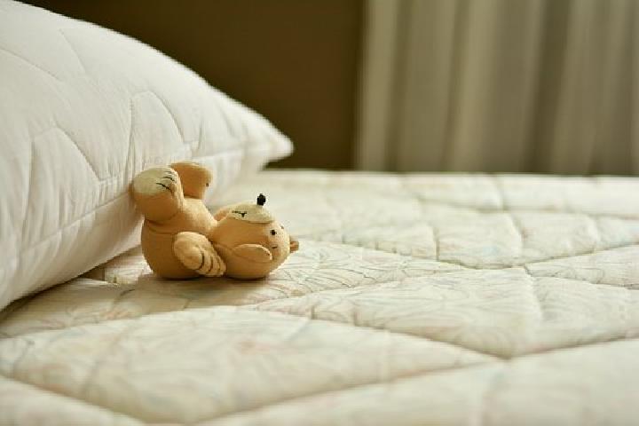 Berapa Kali Harus Mencuci Seprai dan Sarung Bantal?