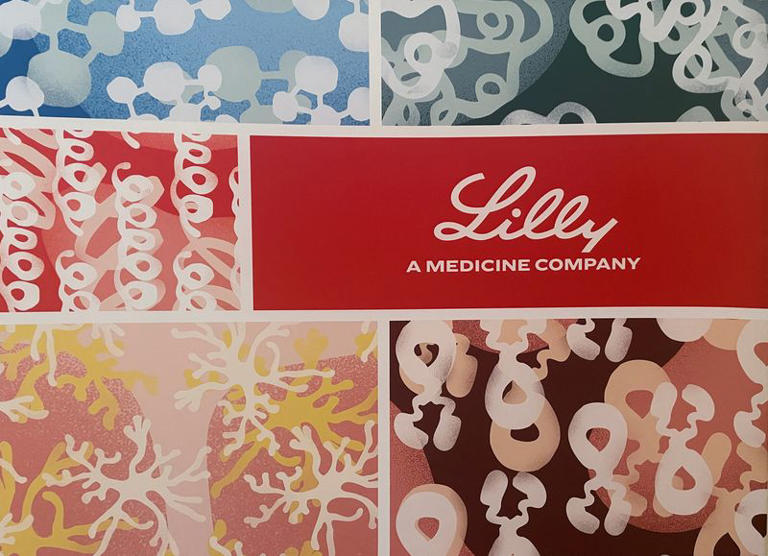 The Eli Lilly logo is displayed at the Clinical Trials on Alzheimer’s Disease conference in San Diego, California, U.S., December 3, 2025. REUTERS/Deena Beasley