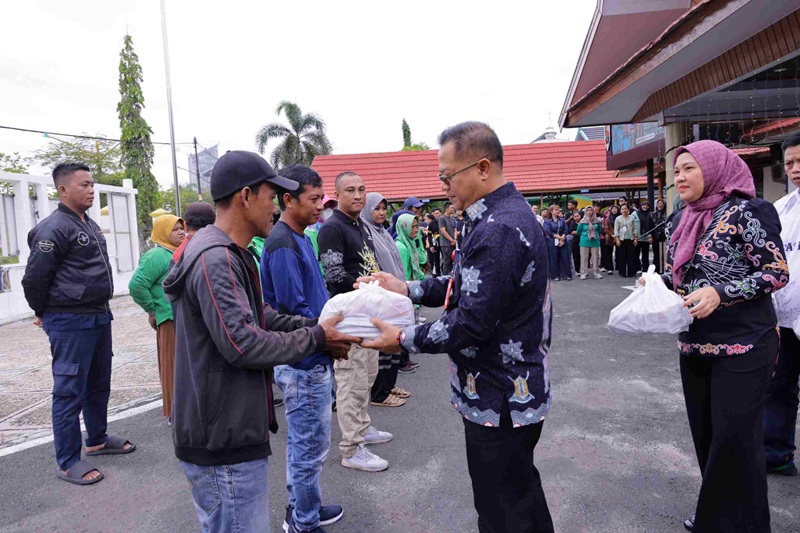 Dinas PMD Kalteng Bagikan Hadiah Natal untuk Warga