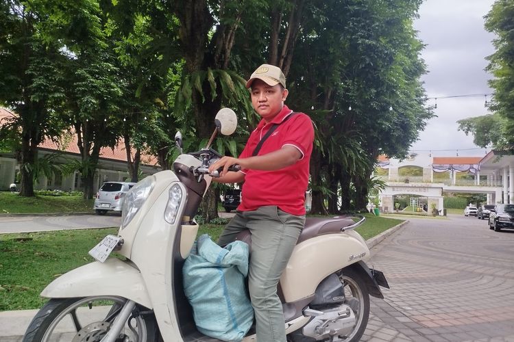 Syukur Aziz Bekerja dengan Upah Rp 1.300 per Barang sebagai Kurir