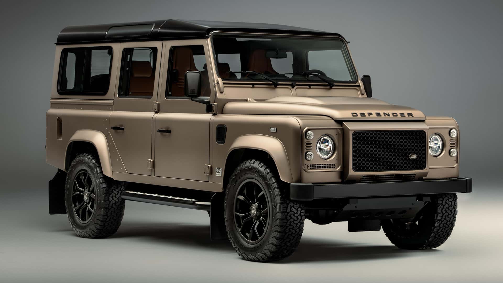 Land Rover spent 300 hours painting a classic Defender V-8