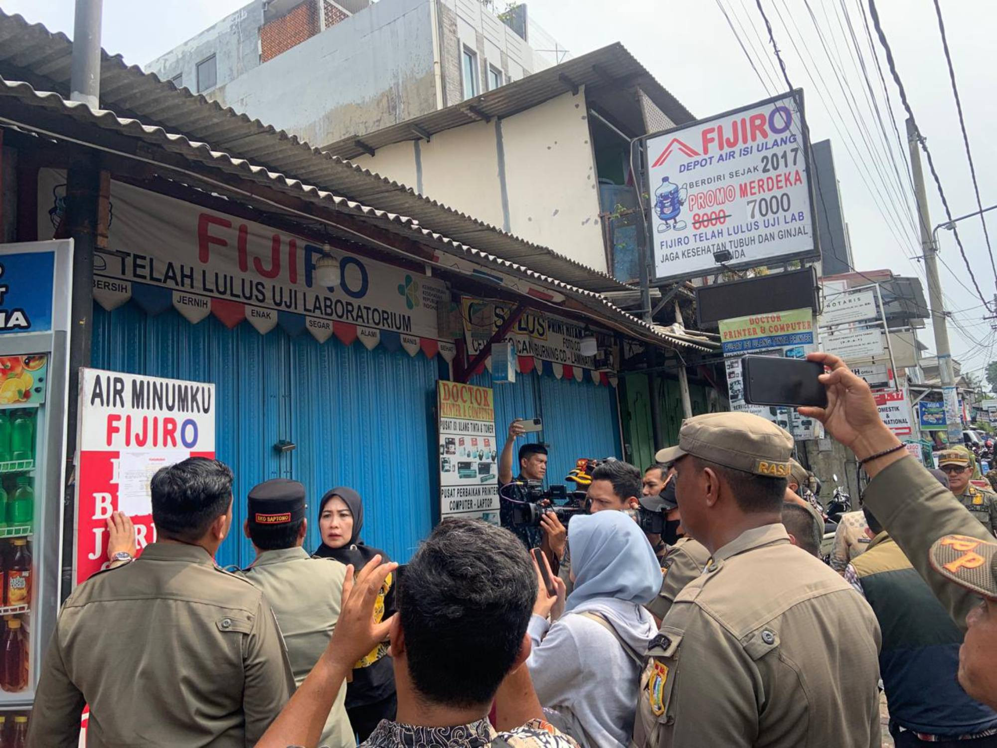 Satpol PP DKI Tutup Depot Air Minum Tidak Memenuhi Standar Kesehatan